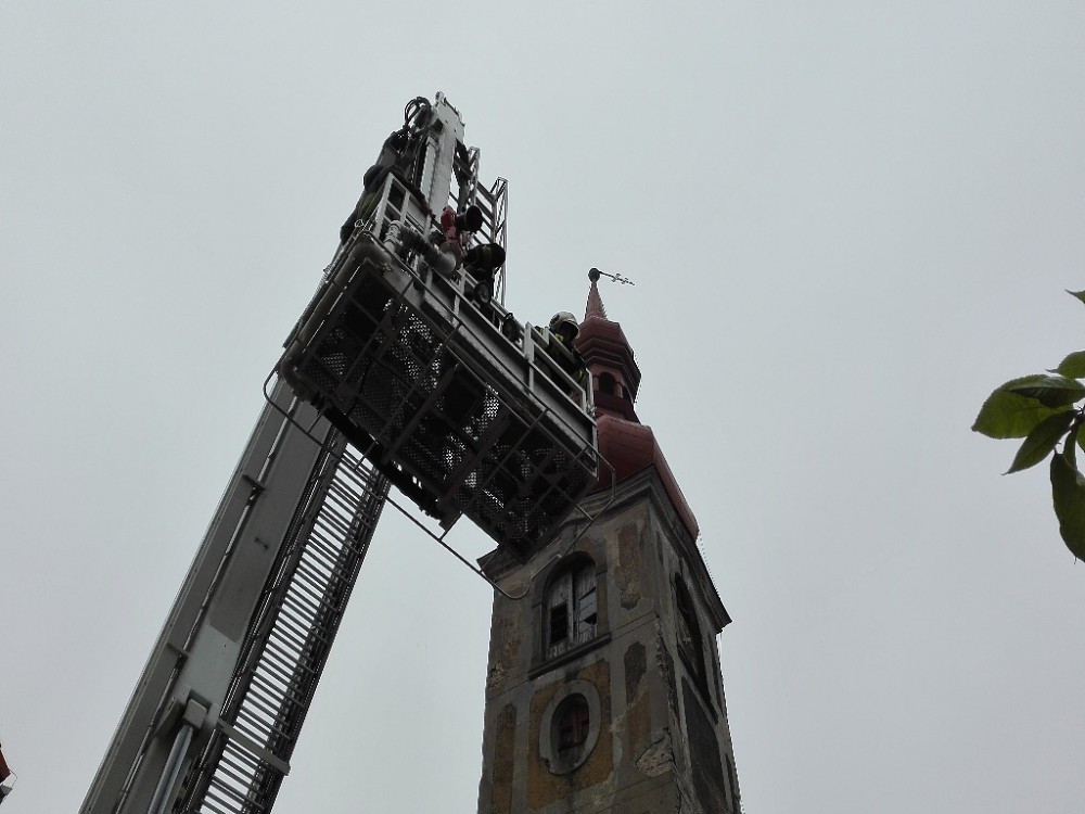 1000x1000 1510266759 hasici sundali z jindrichovickeho kostela kriz ktery ohrozoval navstevniky hrbitova