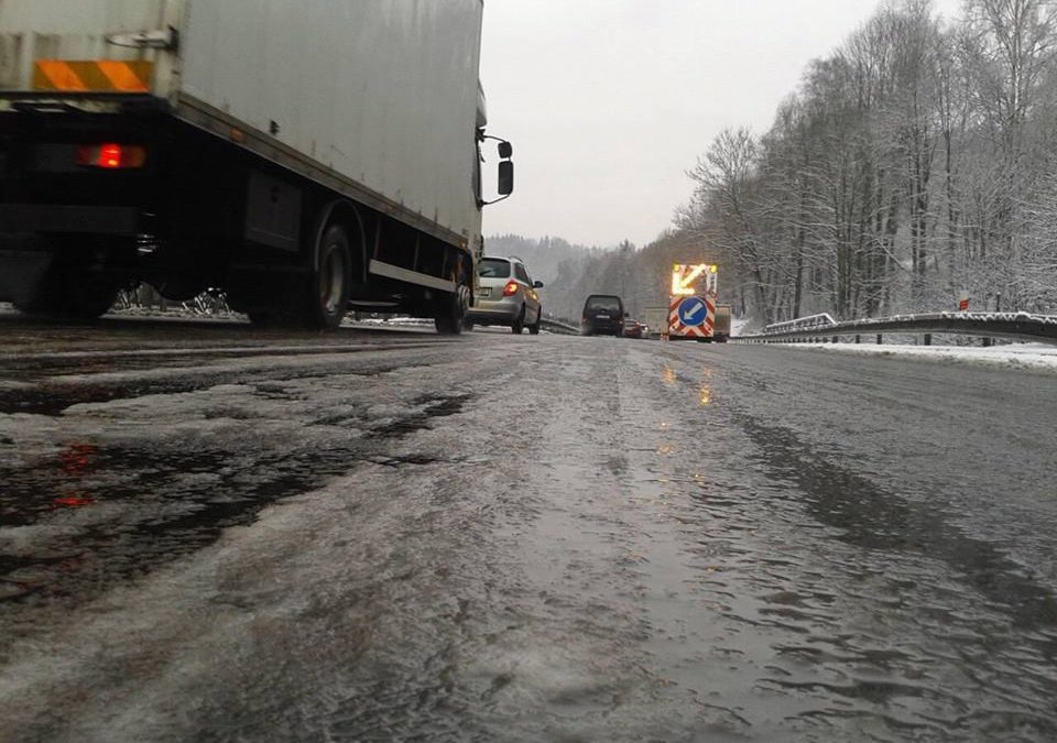 VÝSTRAHA: V noci a v úterý ráno pokryje horské oblasti opět náledí