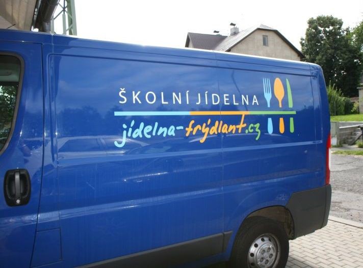 Policisté pátrají po neznámém zloději, který u školní jídelny ve Frýdlantu ukradl dodávku