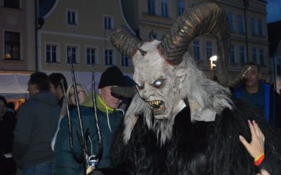Plus 14 Mikuláše ve Frýdlantě doprovodí Krampus čerti. Hodným nadělí, zlobivé napraví