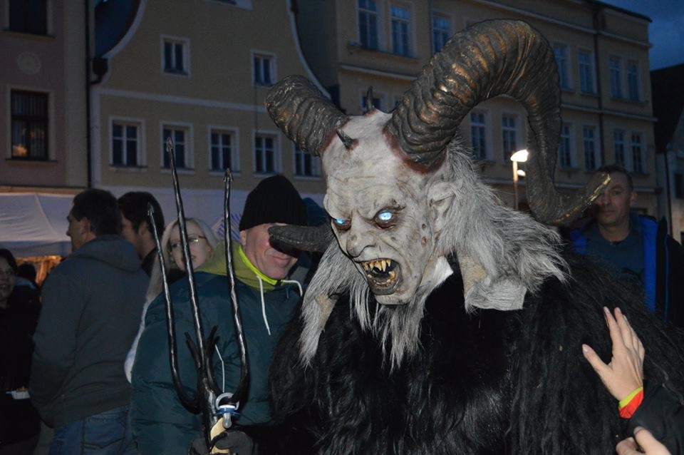 Mikuláše ve Frýdlantě doprovodí Krampus čerti. Hodným nadělí, zlobivé napraví