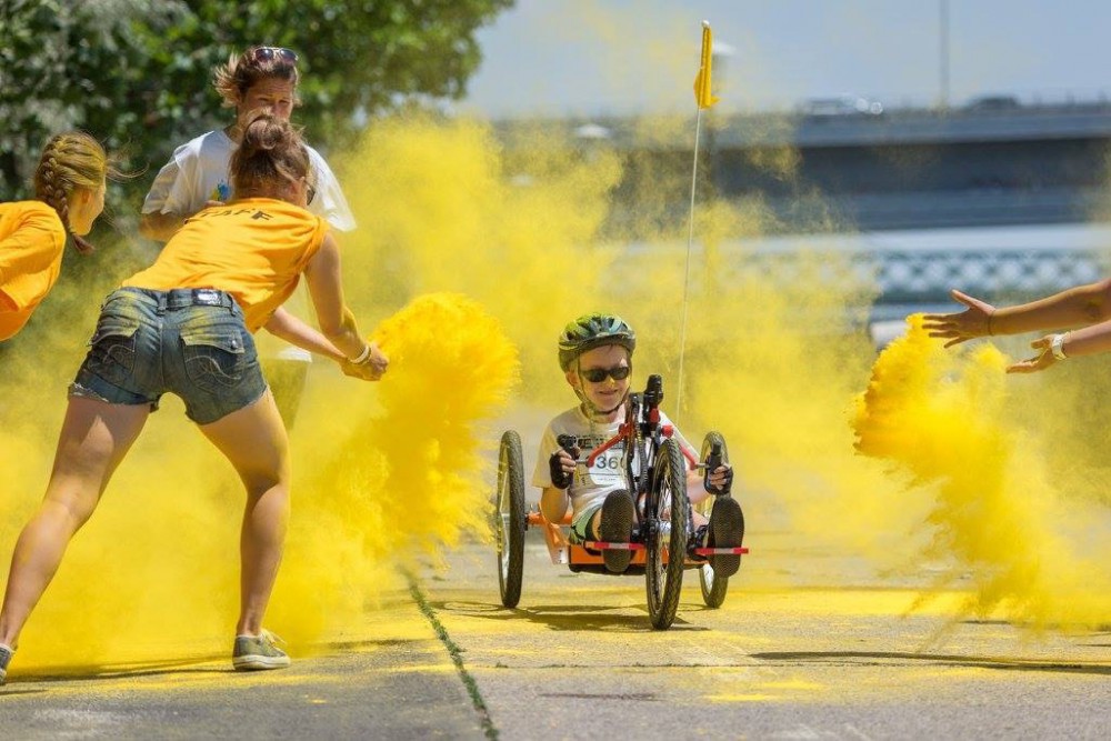 Černí koně shání peníze na výrobu dalších kol pro postižené děti