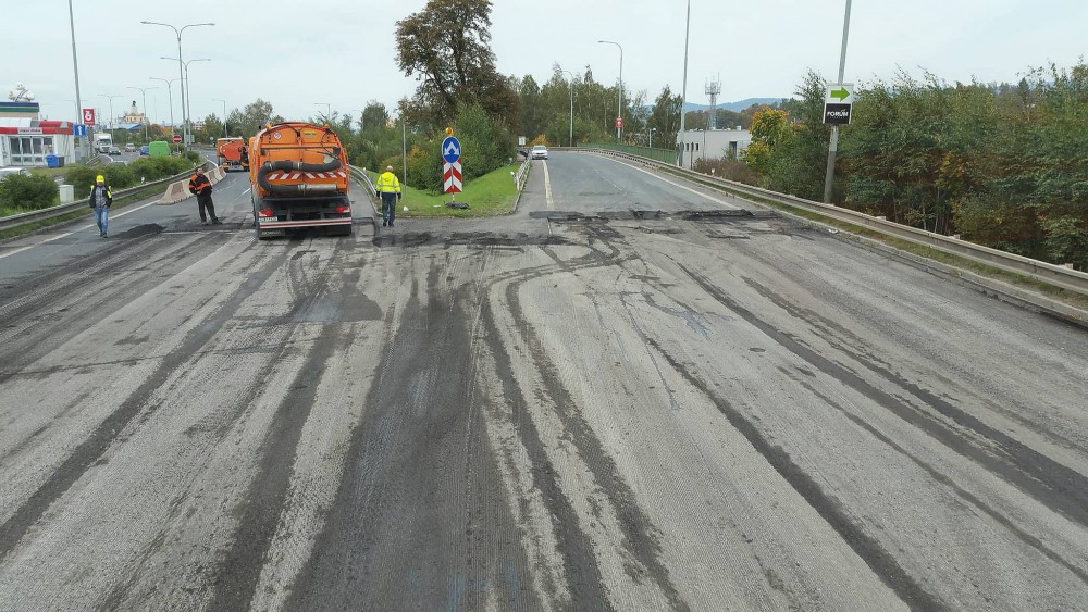 Omezení na průtahu skončí už tuto středu, na finální vrstvu asfaltu si řidiči počkají do jara