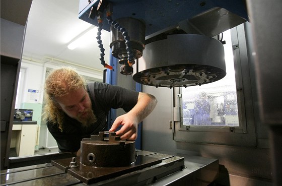 Firmám chybí odborníci na roboty i operátoři, školy jim otevřou nové obory