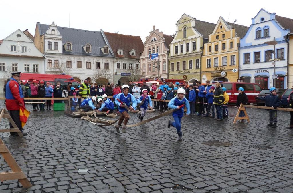 Před radnicí bude hasičská mládež soutěžit v požárním útoku