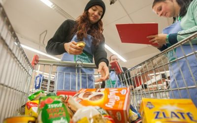 Darovali košíky plné jídla. V sobotu proběhla národní potravinová sbírka