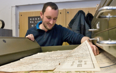 Plus 24 Samé mapy, skoro žádný text. Kniha představuje historii Jizerských hor