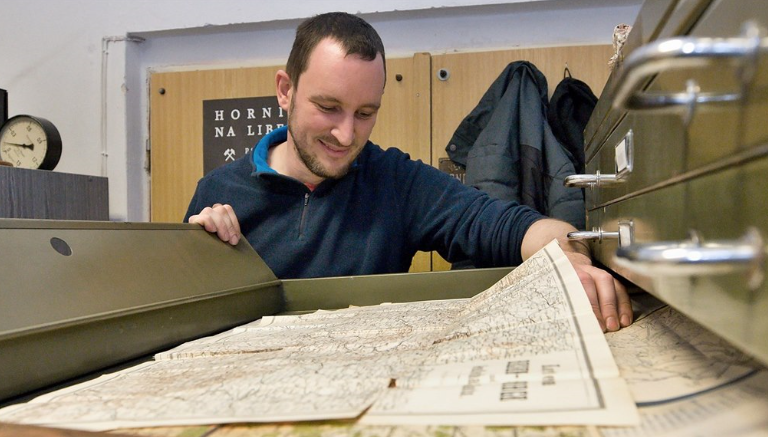 Samé mapy, skoro žádný text. Kniha představuje historii Jizerských hor