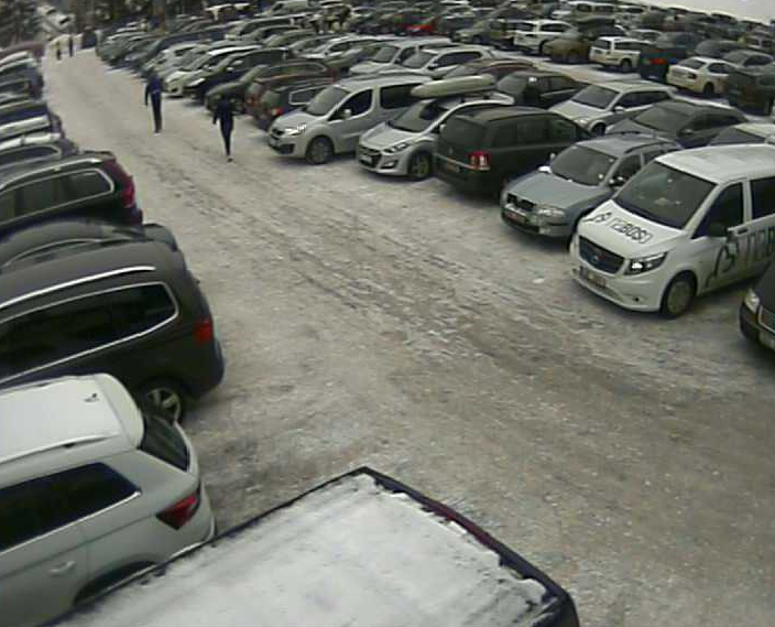 Zimní střediska jsou přeplněna lyžaři. Policisté varují před stáním mimo vyhrazená místa