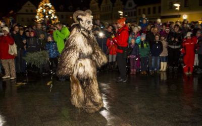 Před radnicí řádili v úterý Krampus čerti, přišly na ně stovky lidí