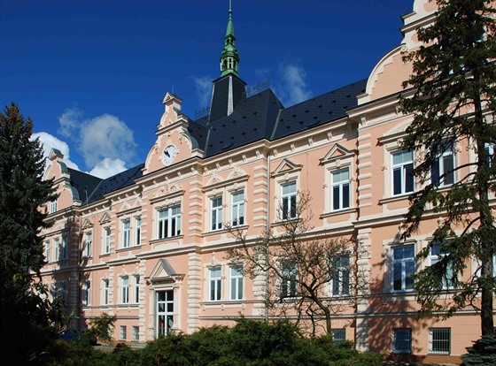 Nemocnice hrozí, že se přesune do hotelu. Podle Frýdlantu neplní povinnosti