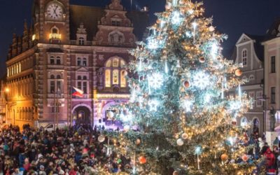 Rozsvícení vánočního stromu přihlíželo plné náměstí