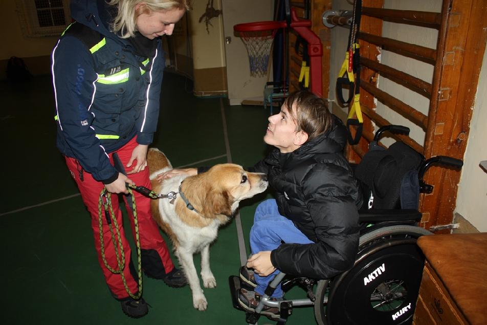 Hejničtí psovodi a jejich čtyřnozí svěřenci předvedli svoji práci klientům Jedličkova ústavu