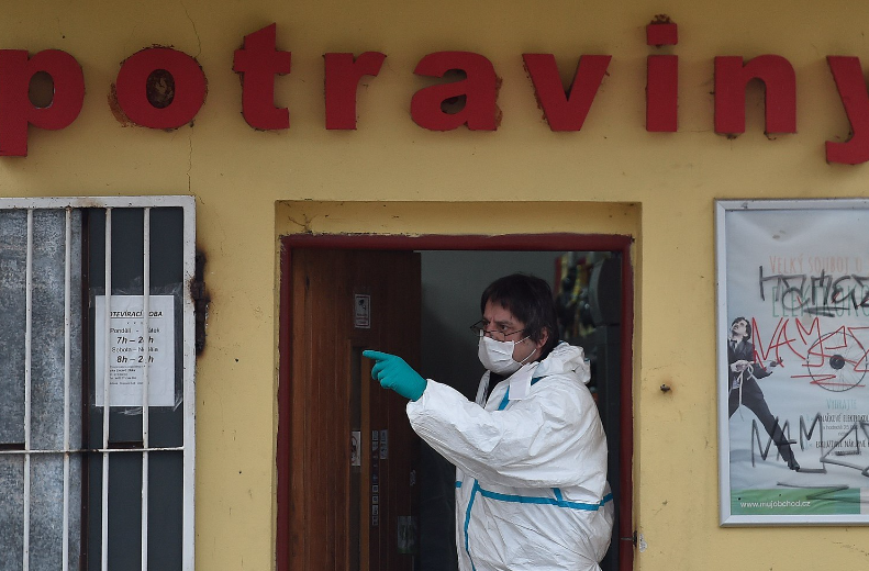 Z vraždy ve večerce policie obvinila zraněného muže považovaného za oběť