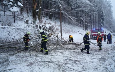 Vysoký stupeň nebezpečí. Přijde silný vítr, má sněžit