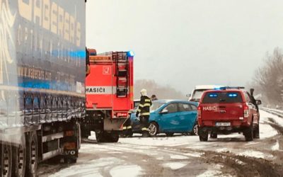 Vydatné sněžení zkomplikovalo dopravu, policie hlásí několik dopravních nehod