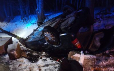 Nehoda na Albrechťáku. Řidič nezvládl jízdu a skončil na střeše
