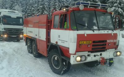 Řidič náklaďáku podle navigace vyjel až na Smědavu. Vyprostit ho museli hasiči