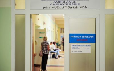 Nemocnice na některých odděleních vyhlásila zákaz návštěv. Nemocných stále přibývá