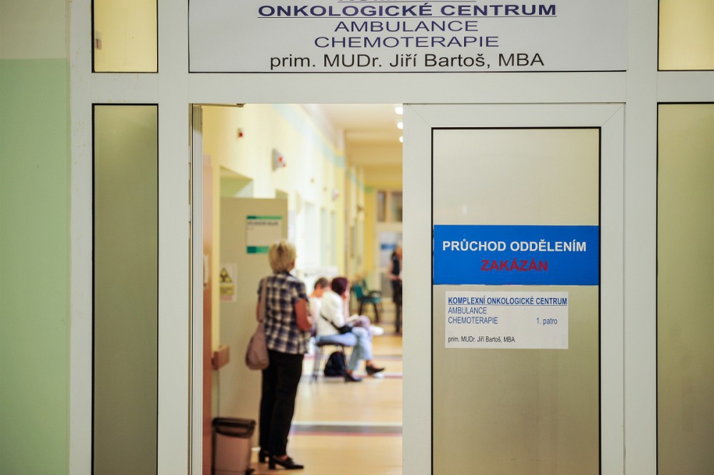 Nemocnice na některých odděleních vyhlásila zákaz návštěv. Nemocných stále přibývá