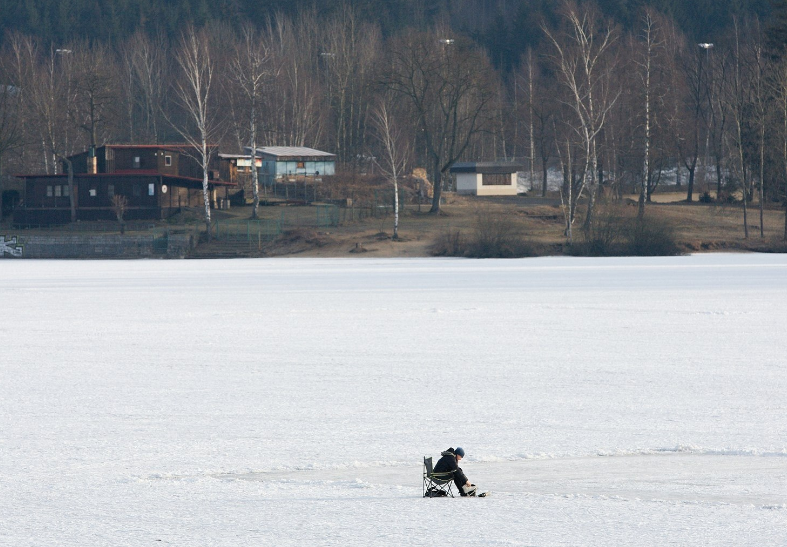 Zamrzlé přehrady přitahují bruslaře, nejtlustší led je na Souši