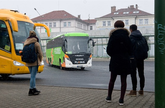 FlixBus zlevnil a chce víc zastávek v Liberci, RegioJet láká na internet