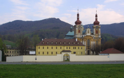 Právě pro Tebe / Kavárna a pekárna 24 Komunisté kdysi zrušili zahradu, teď by se mohla před klášter vrátit
