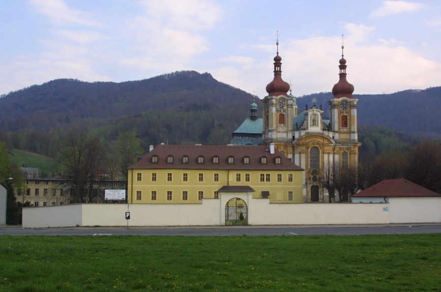 Komunisté kdysi zrušili zahradu, teď by se mohla před klášter vrátit