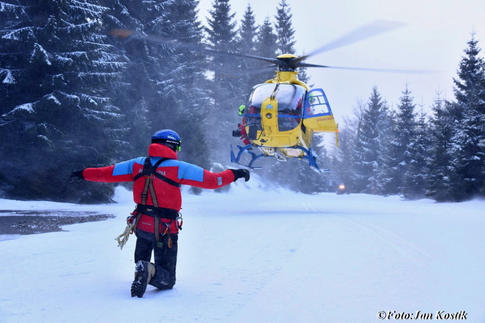 Záchranáři oživovali běžkaře v Jizerkách, život mu nezachránila ani dlouhá resuscitace
