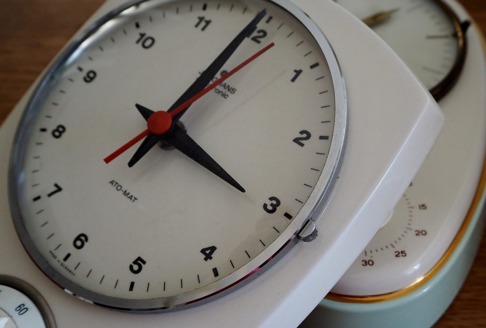 Noc na neděli bude o hodinu kratší, začne platit letní čas