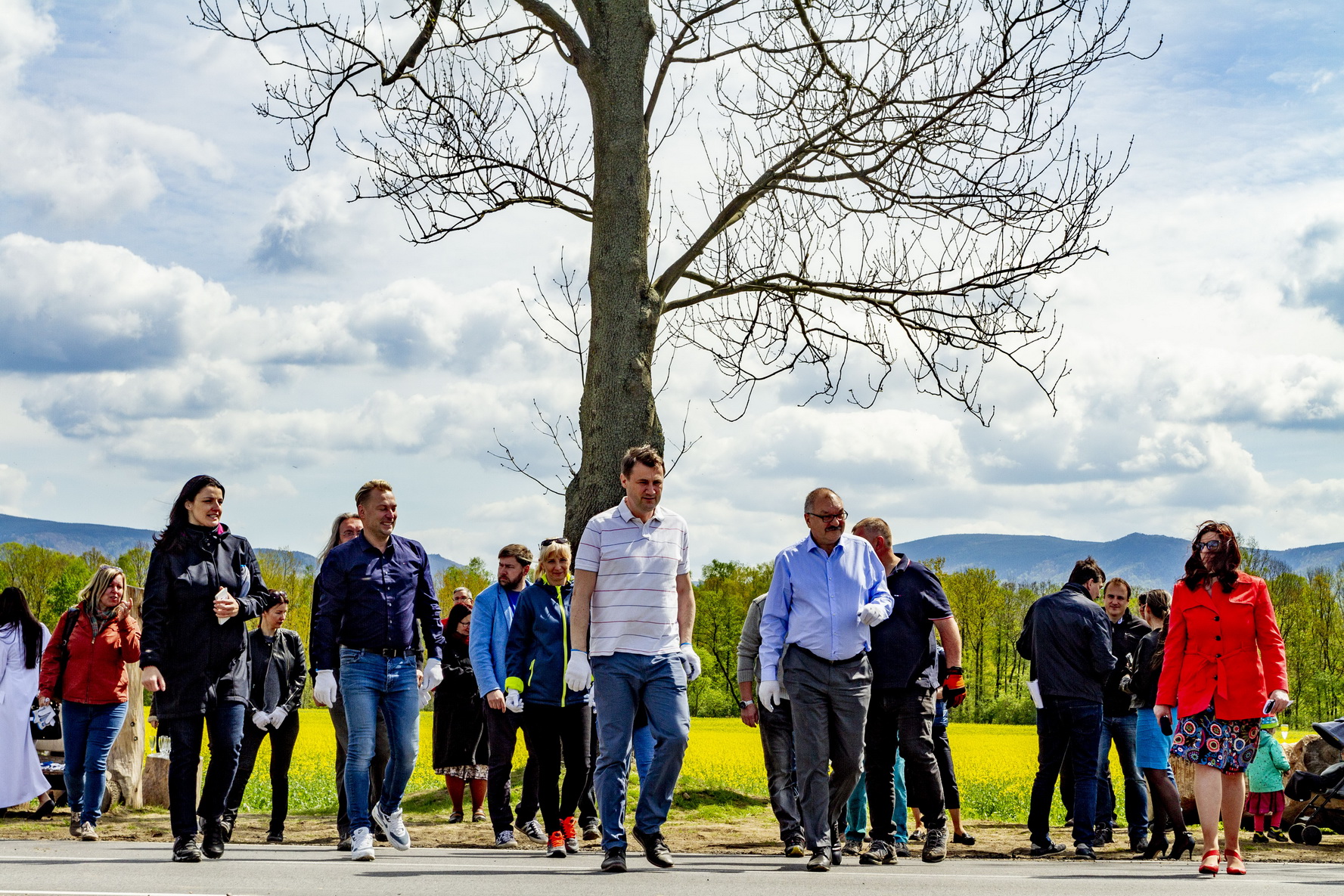 Fotoreportáž ze symbolické výsadby stromů v Kočárové aleji 1 0102 kocarova alej 2018 2018 04 27 12 38 42 0439 petr bima cz