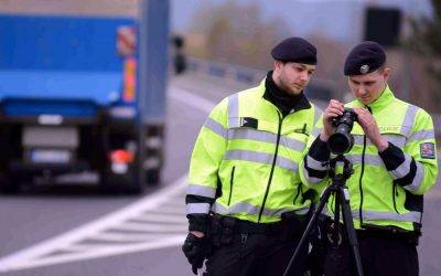 Právě pro Tebe / Kavárna a pekárna 26 S novým dalekohledem vidí policisté až na kilometr. Odhalí telefonování i pásy