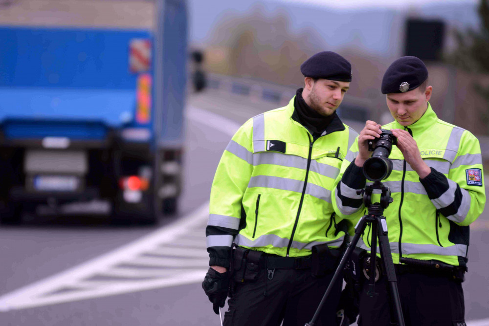 S novým dalekohledem vidí policisté až na kilometr. Odhalí telefonování i pásy