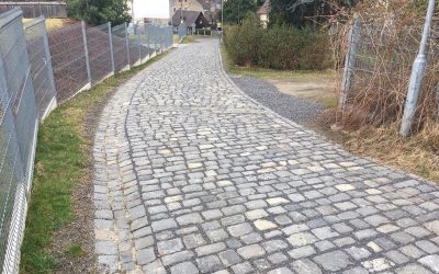 Původní dlažba z náměstí vylepšila cestu pro pěší vedle hotelu Antonie