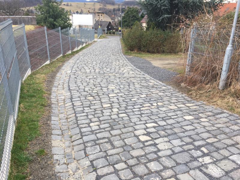 Původní dlažba z náměstí vylepšila cestu pro pěší vedle hotelu Antonie 1 IMG 7535