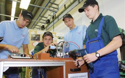 Právě pro Tebe / Kavárna a pekárna 20 Boty a rádia zbytečně končí v popelnicích, kraj podpoří drobné opraváře