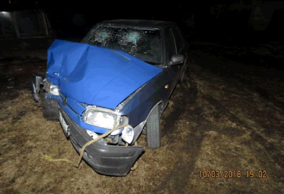 Opilý řidič narazil autem do betonového sloupu. Zraněný se s Felicií na odpis snažil odjet