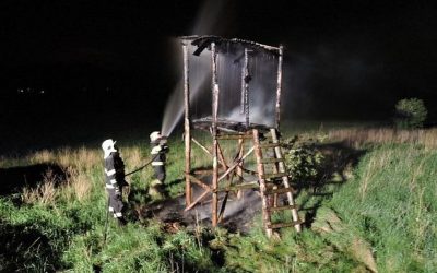 Hořel myslivecký posed