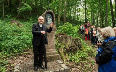 Obnovenou křížovou cestu slavnostně otevřel litoměřický biskup
