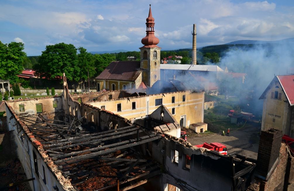 AKTUALIZACE – Požár v bývalém statku zaměstnával nejen hasiče již druhý den