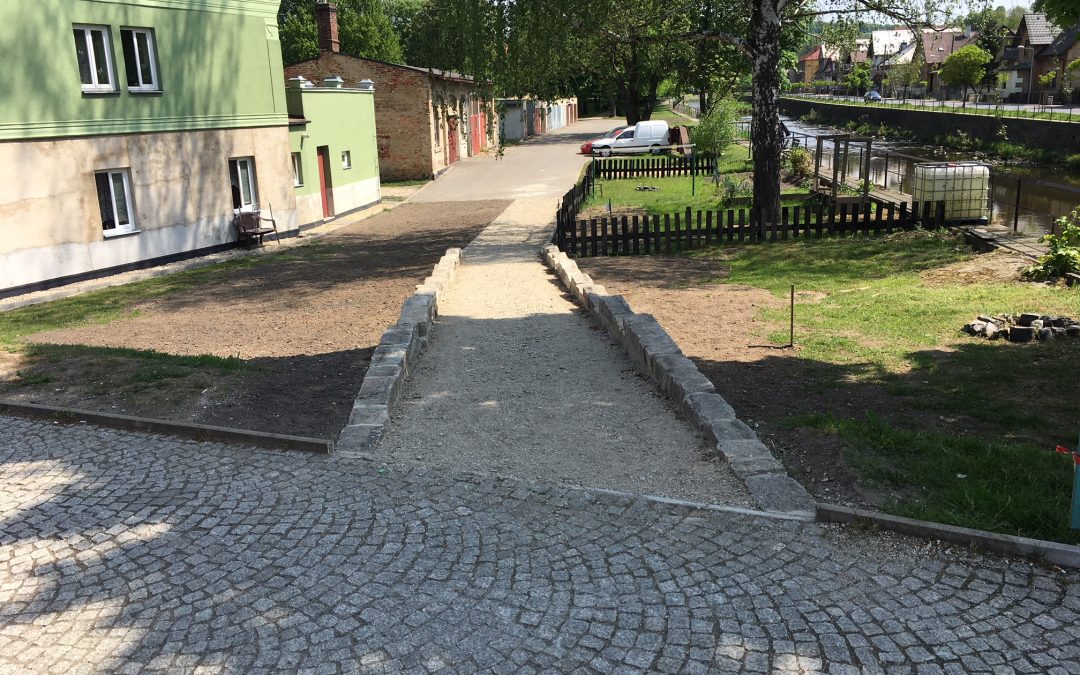 K parku se pohodlně dostanete hned od mostu v ulici Míru