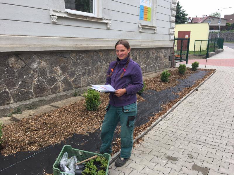 Budoucí zahradnice a zahradníci zkrášlili okolí školy v Husově 1 IMG 7909