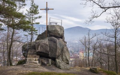 Férová nabídka / DGS 64 Nad Hejnicemi obnovili vyhlídku Poustevníkův kámen. Nové jsou schody i lavičky