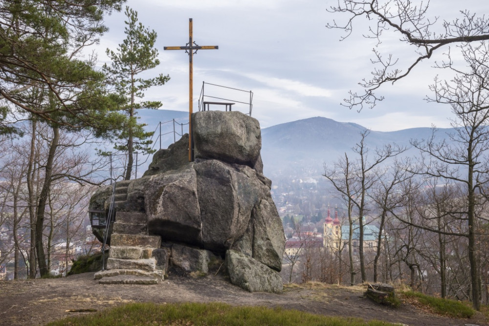 Nad Hejnicemi obnovili vyhlídku Poustevníkův kámen. Nové jsou schody i lavičky