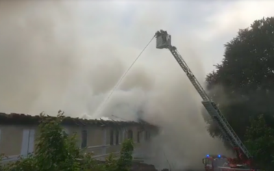 V Jindřichovicích hoří zemědělský areál se štěpkou