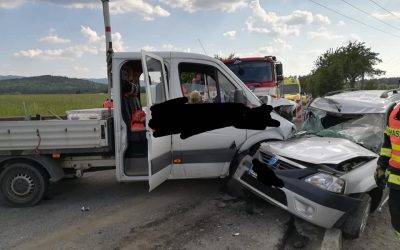 Hrozivě vypadající nehoda u Nového Města si vyžádala tři zraněné