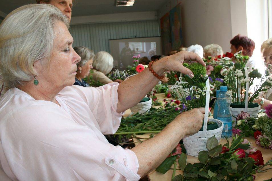 Jitka Červenková soustředěně vytváří svou ikebanu