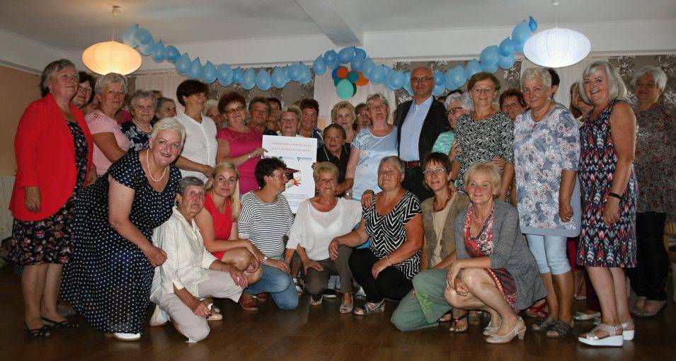 Skupina členek Akademia Seniora z polské i české strany včetně jindřichovického starosty Pavla Novotného