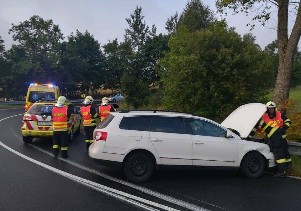 Na mokru nezvládl řízení a narazil do svodidel. Skončil v nemocnici