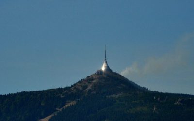 Jizerskohorské muzeum se po povodních konečně otevřelo návštěvníkům 6 Na vrcholku Ještědu hoří les, hasiči nasadili vrtulník